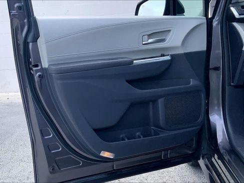 Used 2024 Toyota Sienna XLE FWD image 27