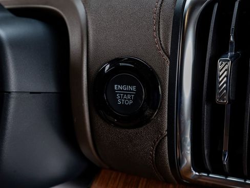 Used 2025 Ford Expedition King Ranch image 23