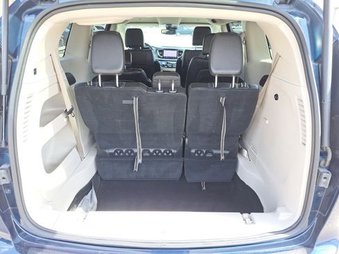 Used 2023 Chrysler Pacifica Touring-L image 6