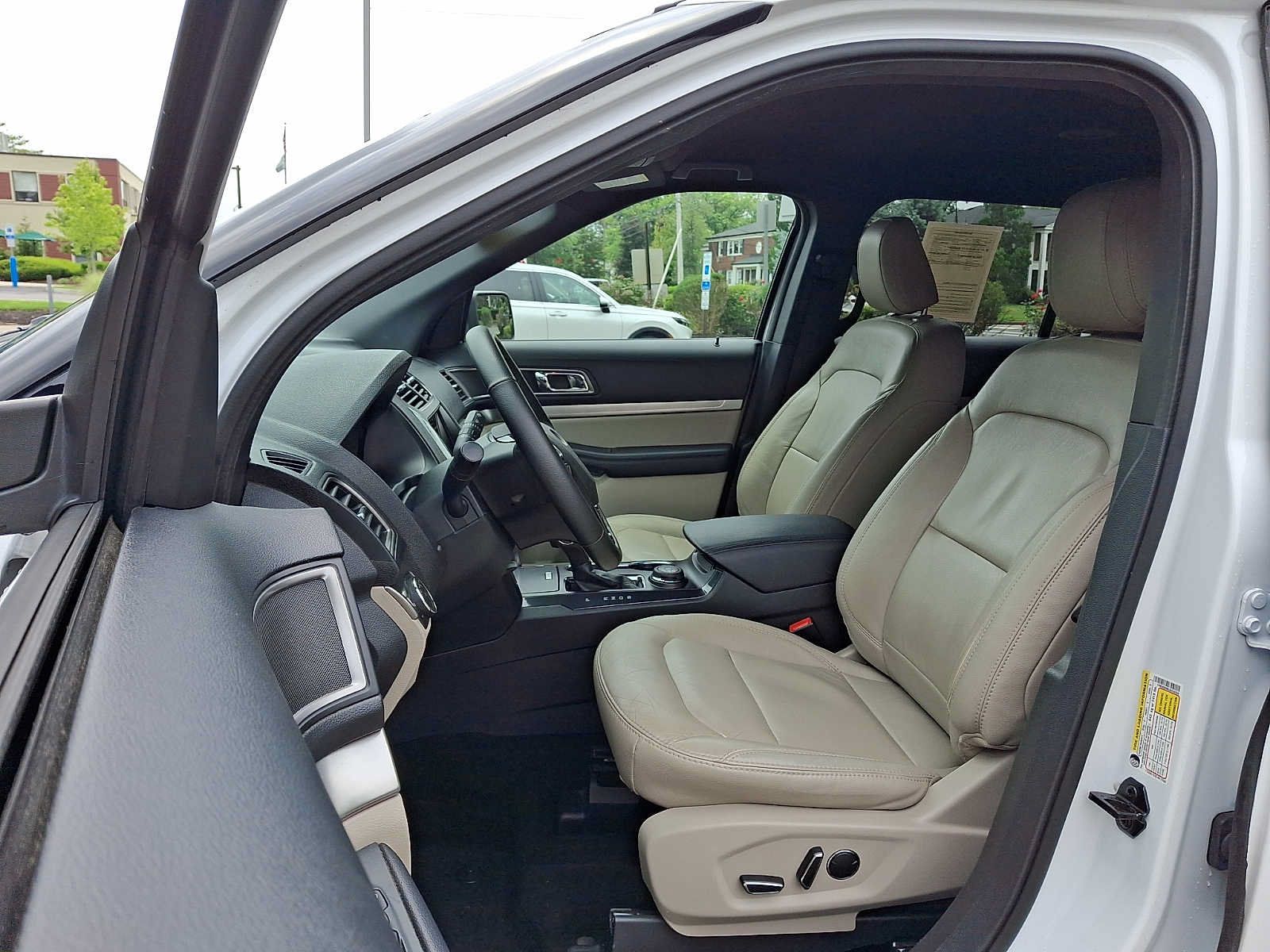 Used 2018 Ford Explorer XLT w/ Equipment Group 202A AWD/4WD image 14