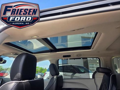 Used 2023 Chrysler Pacifica Limited FWD image 26