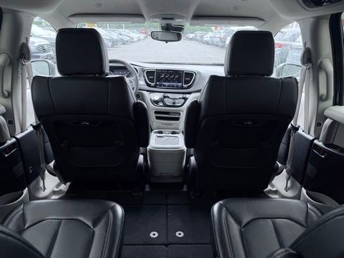 Used 2023 Chrysler Pacifica Touring-L FWD image 23