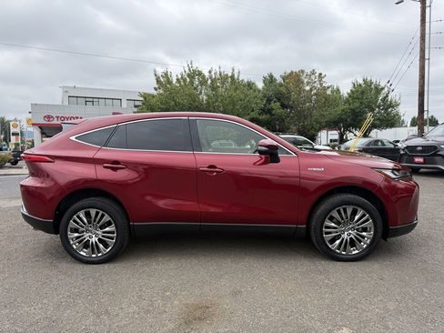 Used 2021 Toyota Venza Limited image 24