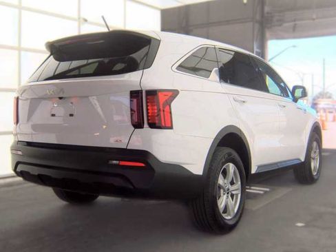 Used 2023 Kia Sorento LX AWD/4WD image 3