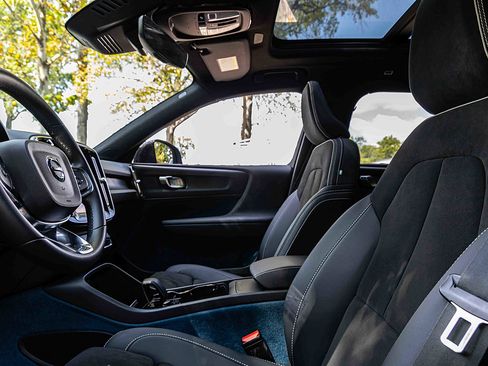 Used 2023 Volvo XC40 Recharge Plus w/ Protection Package Premier image 8