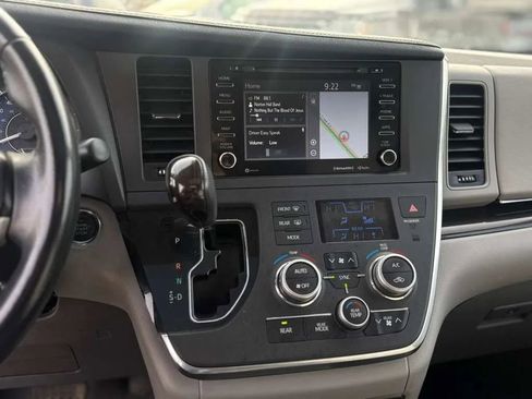Used 2019 Toyota Sienna XLE w/ XLE Navigation Package FWD image 36