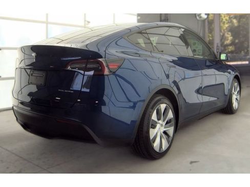 Used 2024 Tesla Model Y Long Range AWD/4WD image 3