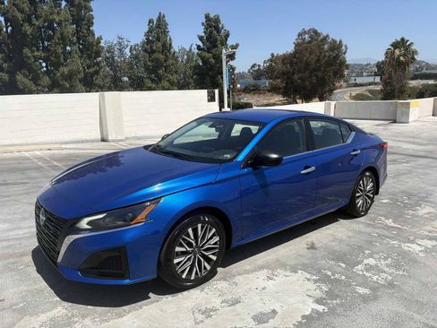 Used 2025 Nissan Altima 2.5 SV FWD image 2