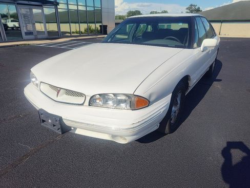 Used 1999 Pontiac Bonneville SE w/ Opt Pkg FWD image 2