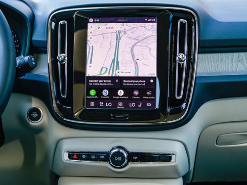 Certified 2026 Volvo XC40 B5 Ultra w/ Climate Package image 14