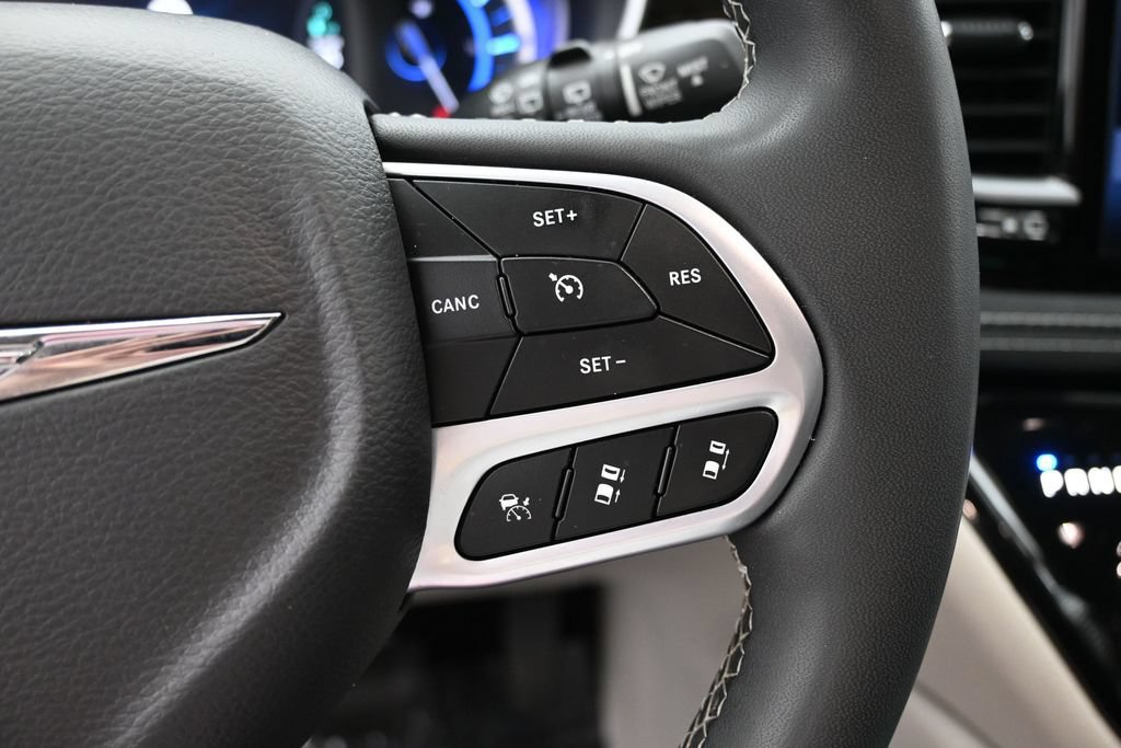 Used 2023 Chrysler Pacifica Limited FWD image 29
