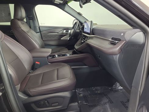 Used 2025 Ford Explorer Platinum w/ LUX Leather Package image 23