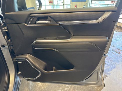 Used 2025 GMC Acadia Elevation image 32