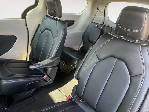 Used 2023 Chrysler Pacifica Touring-L AWD/4WD image 13
