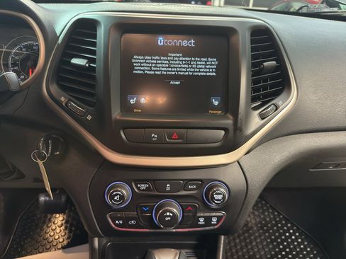 Used 2016 Jeep Cherokee Latitude w/ Safety/Convenience Group AWD/4WD image 16