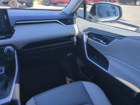 Used 2021 Toyota RAV4 XLE Premium image 16