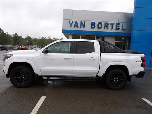 Used 2025 Chevrolet Colorado Z71 w/ Midnight Edition AWD/4WD image 2