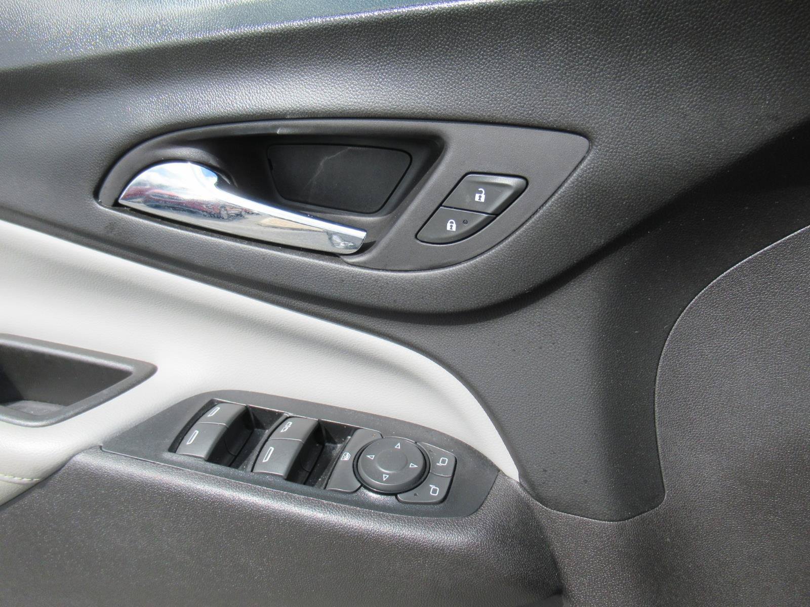 Used 2018 Chevrolet Equinox Premier FWD image 21