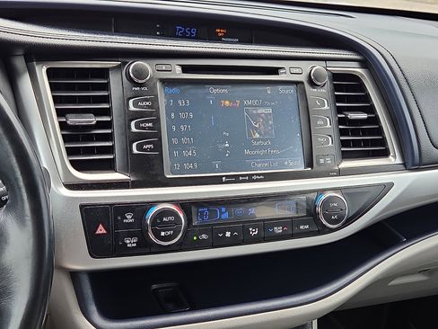 Used 2016 Toyota Highlander XLE AWD/4WD image 18