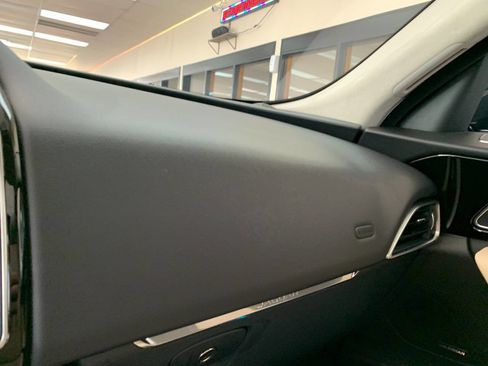 Used 2019 Jaguar F-PACE Premium image 24