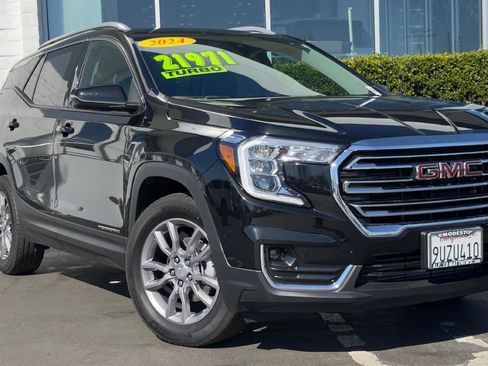 Used 2024 GMC Terrain SLT image 2