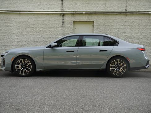 Used 2024 BMW 760i xDrive w/ Premium Package 2 AWD/4WD image 4