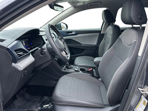 Used 2024 Volkswagen Taos SE image 2