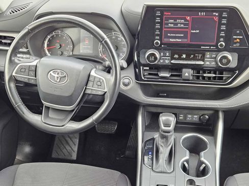 Used 2022 Toyota Highlander LE image 25
