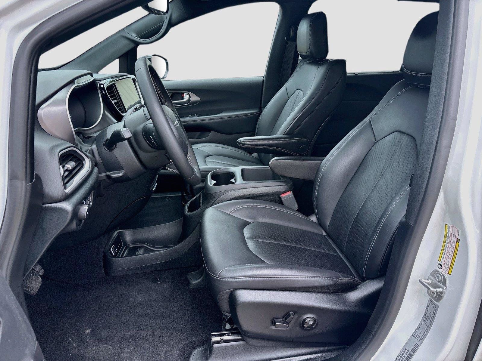 Certified 2025 Chrysler Pacifica Select FWD image 5