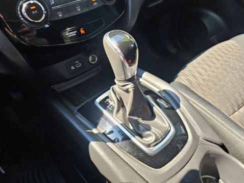 Used 2018 Nissan Rogue S image 37