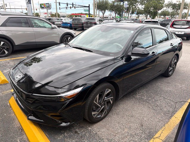 Used 2025 Hyundai Elantra SEL FWD image 1