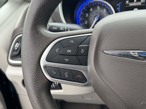 Used 2017 Chrysler Pacifica Touring image 23