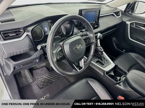 Used 2020 Toyota RAV4 XLE Premium image 9