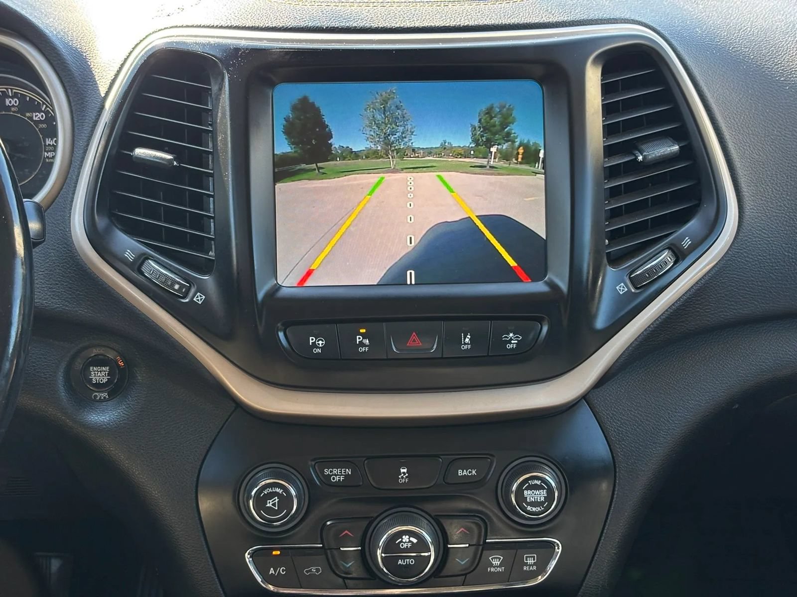 Used 2018 Jeep Cherokee Limited w/ Technology Group AWD/4WD image 18