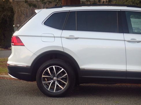 Used 2018 Volkswagen Tiguan SE w/ Panoramic Sunroof Package image 21