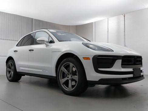 Used 2023 Porsche Macan Turbo image 9