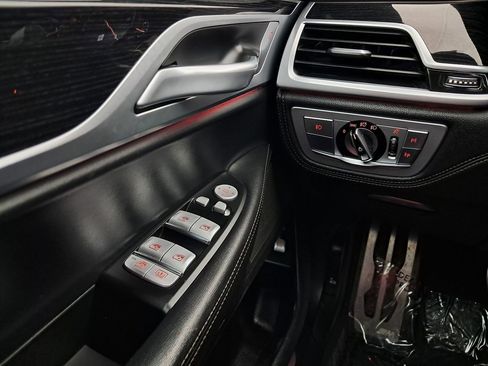 Used 2019 BMW 750i xDrive w/ M Sport Package image 11
