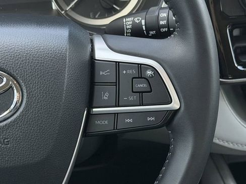 Certified 2025 Toyota Highlander XLE image 16