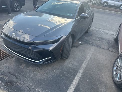 Used 2023 Toyota Crown XLE image 2