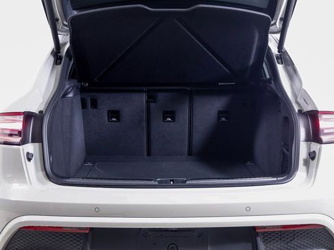 Certified 2025 Porsche Macan GTS image 12