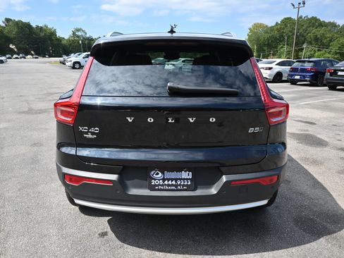 Used 2025 Volvo XC40 B5 Core image 8