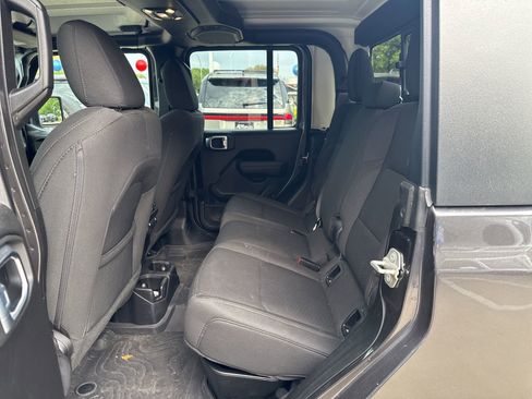 Used 2023 Jeep Gladiator Willys image 5