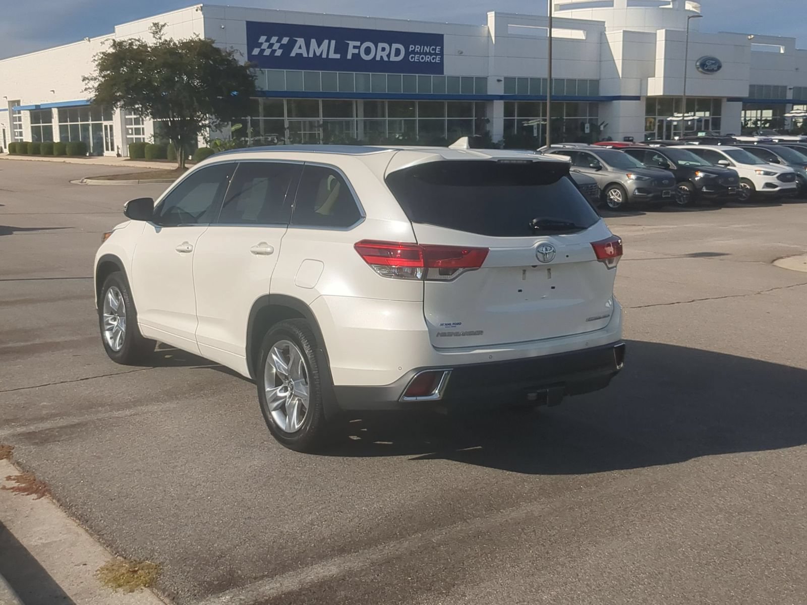 Used 2017 Toyota Highlander Limited AWD/4WD image 5