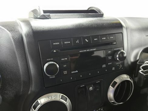Used 2017 Jeep Wrangler Sahara w/ Connectivity Group AWD/4WD image 19