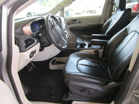 Used 2017 Chrysler Pacifica Touring-L image 22