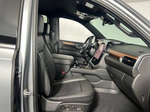 Used 2025 GMC Yukon XL Denali image 32