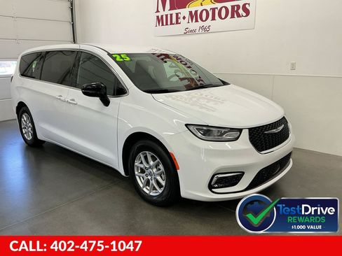 Used 2025 Chrysler Pacifica Select FWD image 1