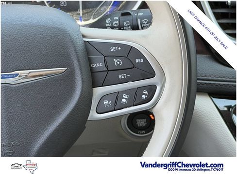 Used 2017 Chrysler Pacifica Limited FWD image 13