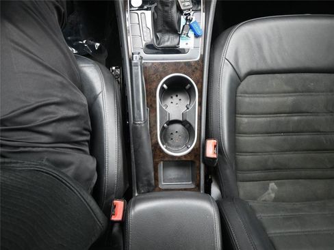 Used 2015 Volkswagen Passat 1.8T SEL Premium image 14