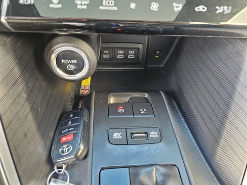 Used 2023 Toyota Venza Nightshade image 14